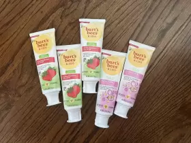 192539000825 BURTS BEES Kids Fluoride Toothpaste Dye