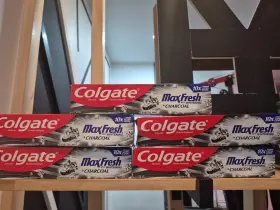 035000983183 COLGATE Maxfresh Whitening Toothpaste Freshens